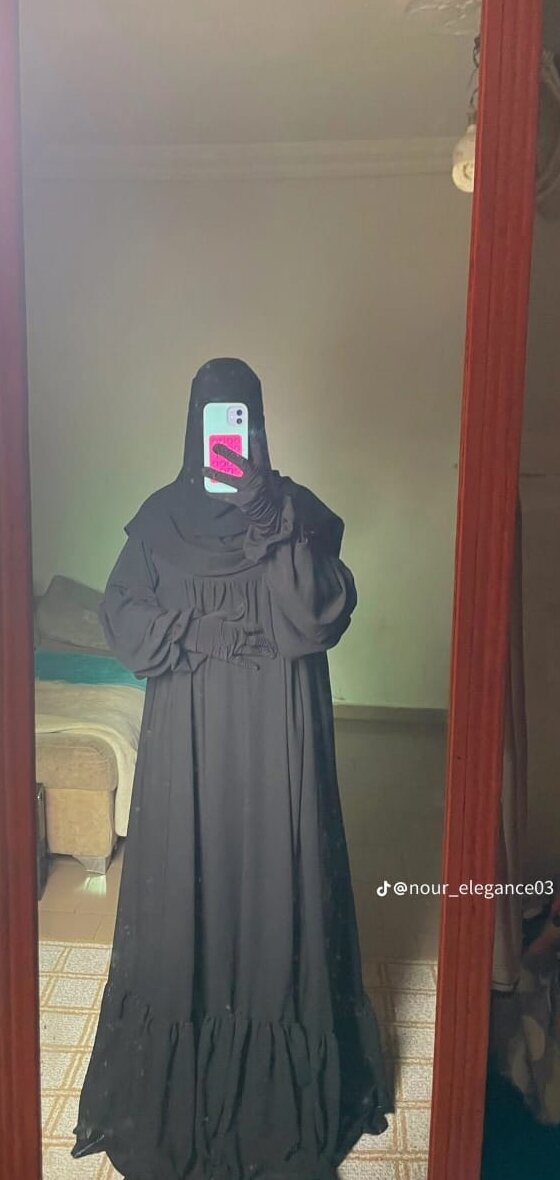 Robe noire à volants portée